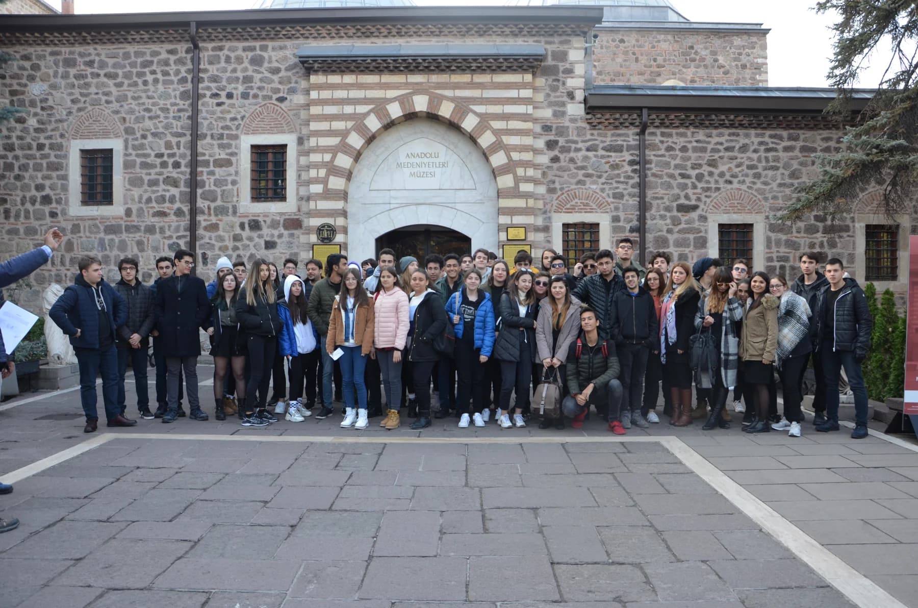 Öncü Koleji öğrencilerinin müze gezisinden grup fotoğrafı